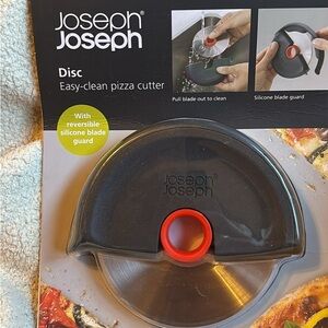 Joseph Joseph Easy-Clean Pizza Cutter